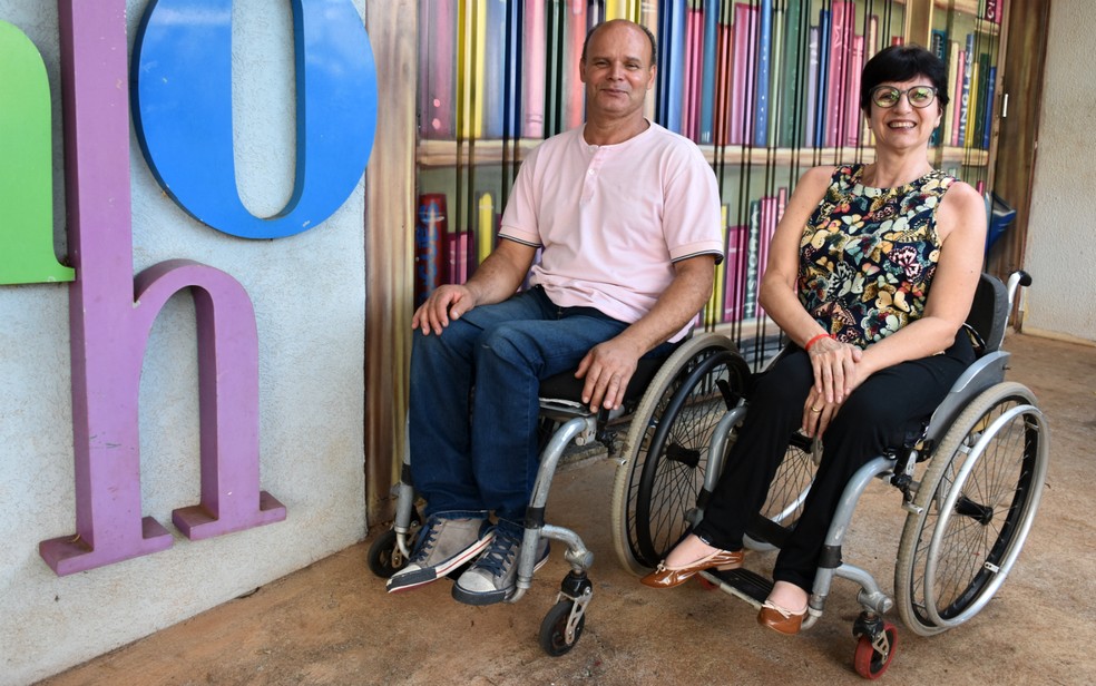 Sônia Soranzo e Jeferson Andrade dão aulas de reforço escolar na garagem de casa em Ribeirão Preto (SP) — Foto: Pedro Martins/G1