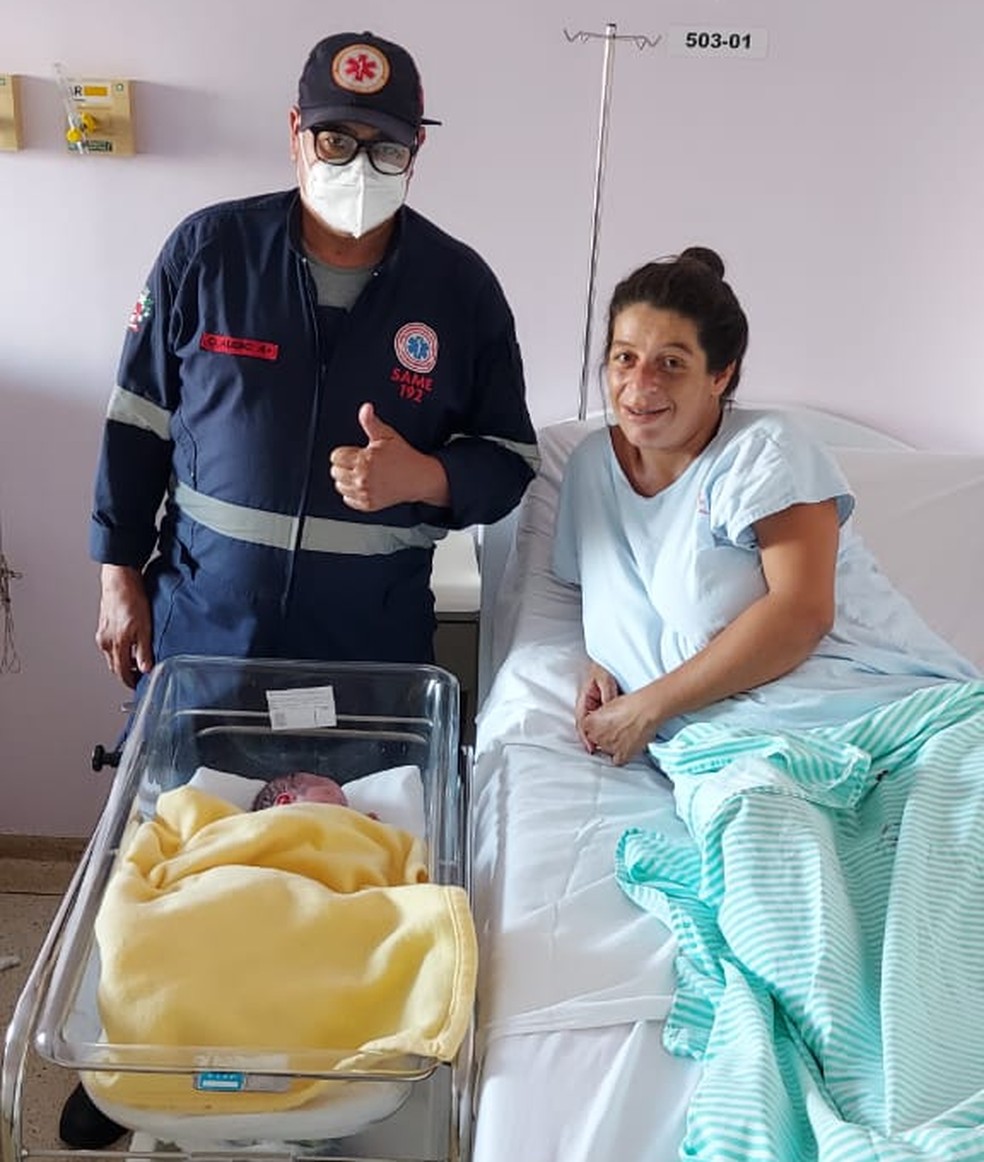 Bebê nasceu na viatura conduzida pelo motorista José Cláudio de Barros — Foto: Central de Ambulância/Same 192