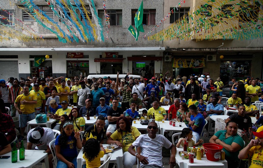 Torcedores acompanham a partida da seleção brasileira em um bar de São Paulo
