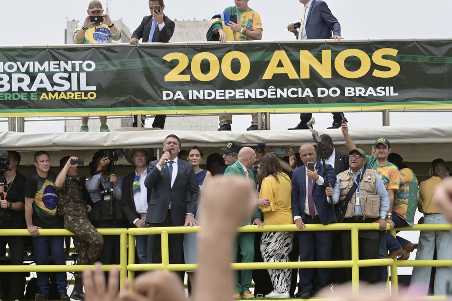Bolsonaro discursa para apoiadores em carro de som na Esplanada dos Ministérios, em Brasília, no Sete de Setembro