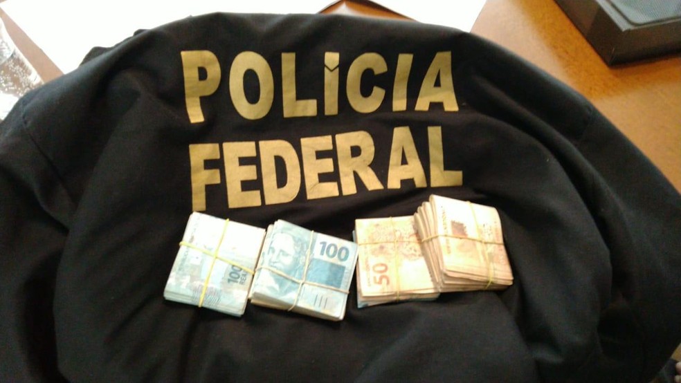 Dinheiro apreendido na casa de um dos suspeitos investigados na operação — Foto: PF/ Divulgação