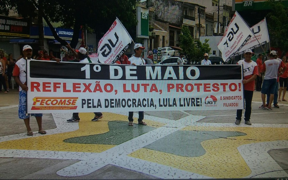 Protesto no Bairro 18 do Forte, em Aracaju (SE) (Foto: Reprodução/TV Sergipe)