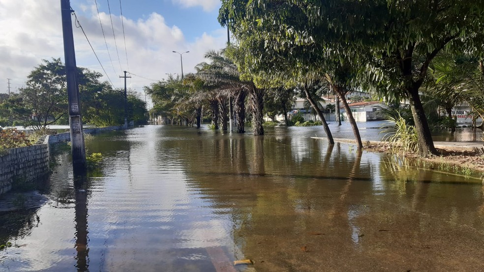 Na avenida Ayrton Senna, uma das principais da zona Sul, o tráfego está comprometido após lagoa de captação transbordar. — Foto: Sérgio Henrique Santos/Inter TV Cabugi