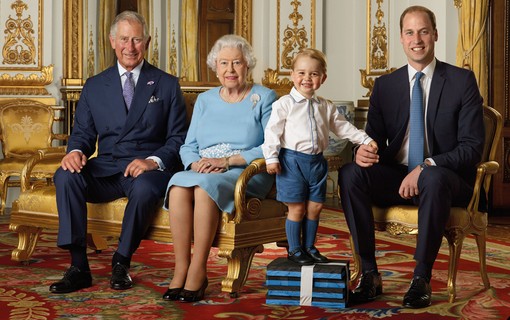 Rainha Elizabeth II posa com três gerações: seu filho príncipe Charles, seu bisneto Príncipe George e seu neto Príncipe William