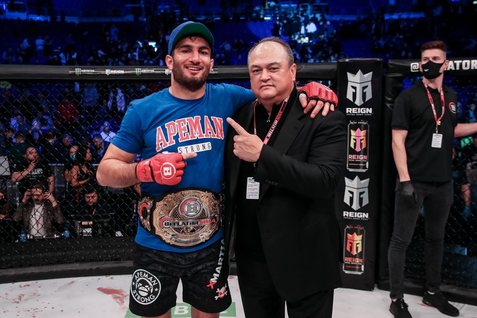 Gegard Mousasi recebe o cinturão dos médios do CEO Scott Coker no Bellator 275 — Foto: Lucas Noonan / BELLATOR MMA