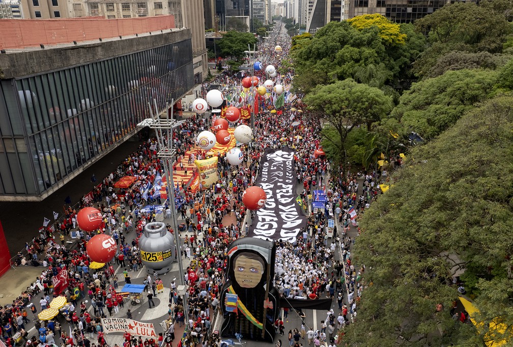 São Paulo - Protesto contra o presidente Jair Bolsonaro (sem partido) ocupa Avenida Paulista neste sábado (2) — Foto: Andre Penner/AP