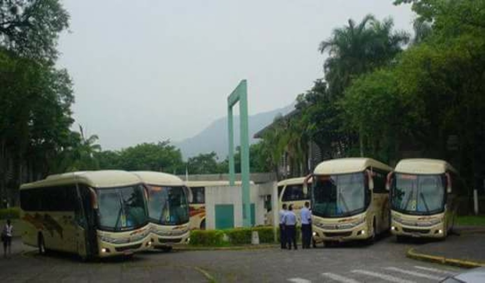 Ônibus fretado faz o transporte dos universitários de Cubatão (SP) para outras cidades da Baixada Santista — Foto: Reprodução/Facebook