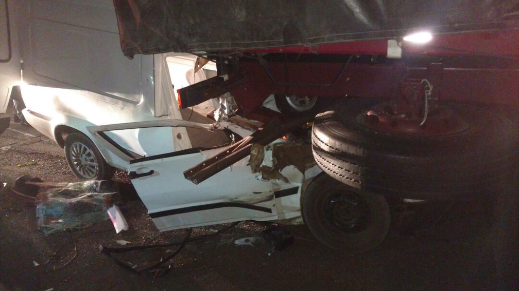 Cabine do carro ficou embaixo do caminhão após o acidente em Pederneiras  (Foto: Arquivo pessoal )