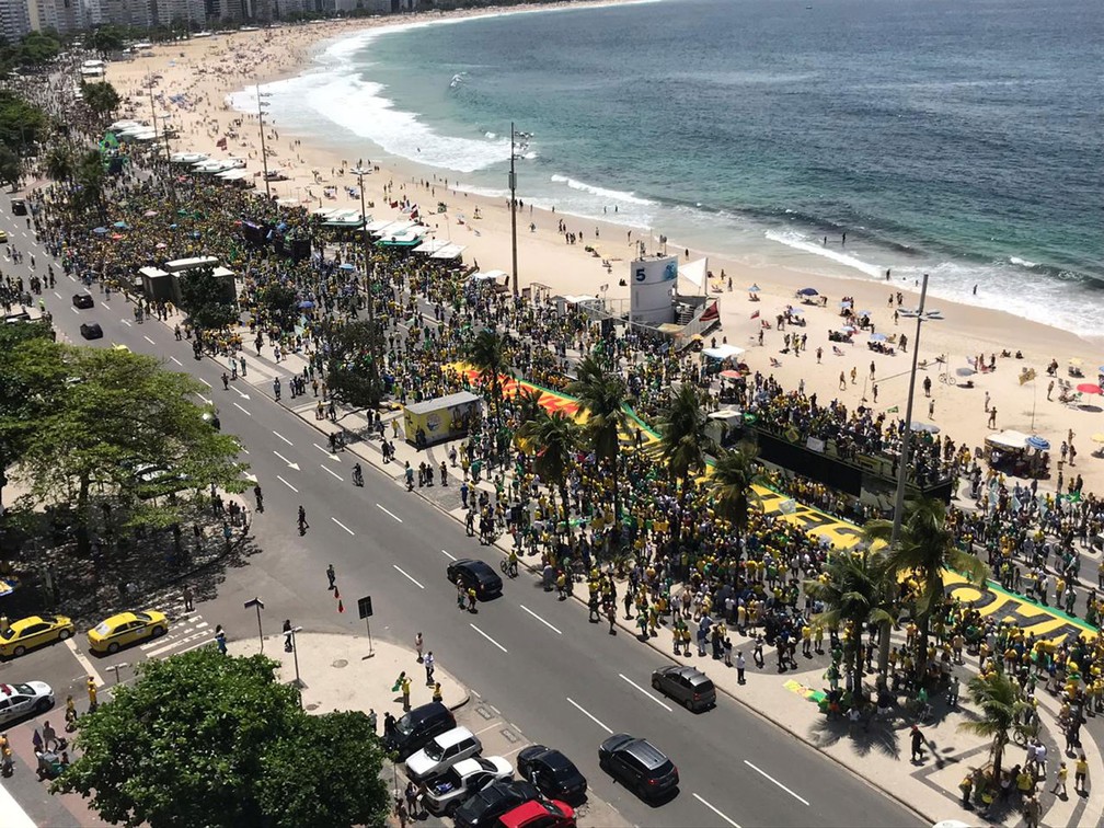 ManifestaÃ§Ã£o a favor da candidatura de Jair Bolsonaro (PSL) em Copacabana neste domingo (21) â€” Foto: Edmilson/TV Globo 