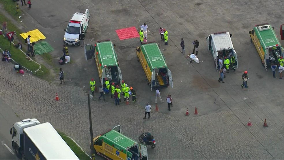 Socorro a feridos em acidente na Régis Bittencourt — Foto: Reprodução/TV Globo