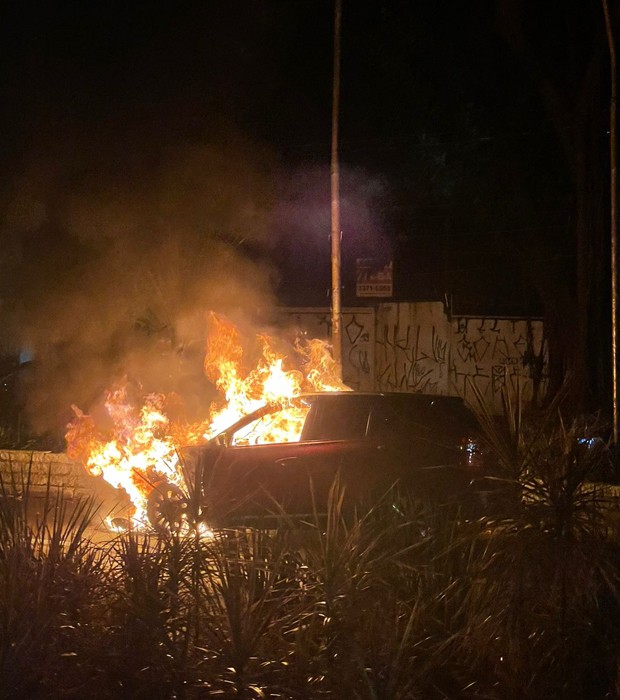 Veículo entrou em combustão na Av. 9 de Julho, em SP (Foto: Enzo Amendola)