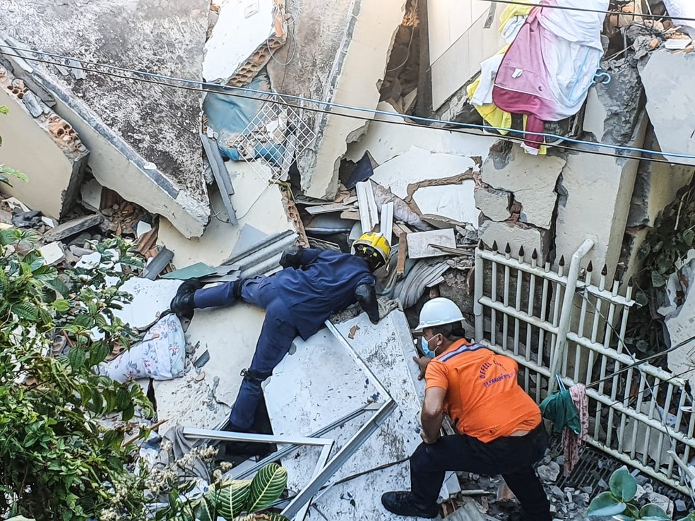 Bombeiros fazem buscas para encontrar mulher nos escombros após desabamento em Florianópolis — Foto: Diorgenes Pandini/NSC