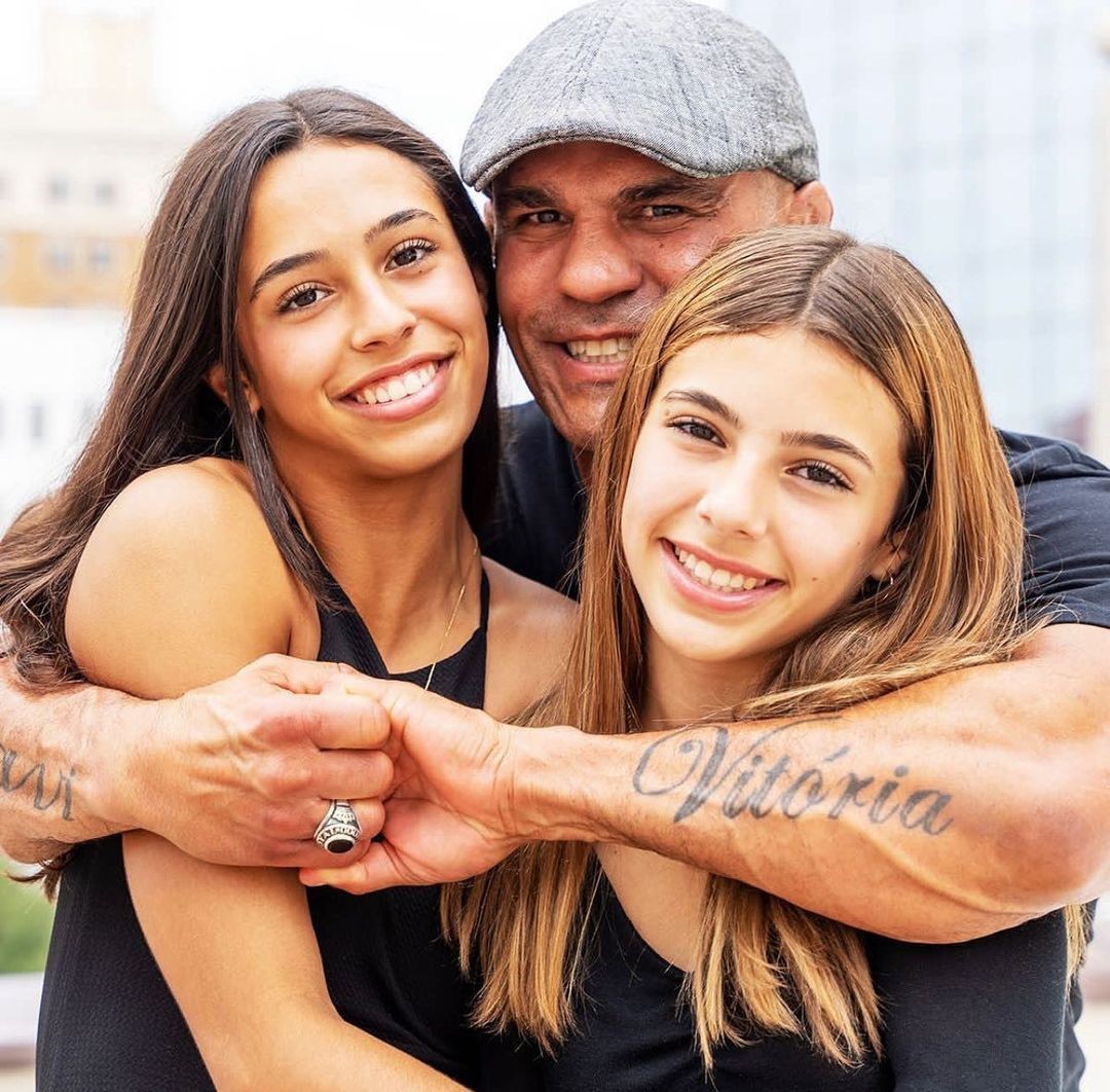 Vitor Belfort e sua filhas, Vitória e Kyara — Foto: Reprodução/Instagram/Joana Prado