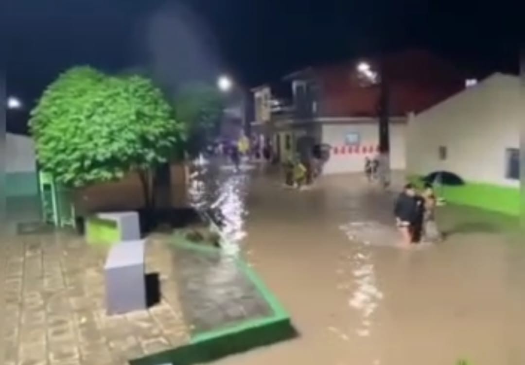 Rio transborda e famílias de São Miguel dos Campos, AL, ficam desalojadas