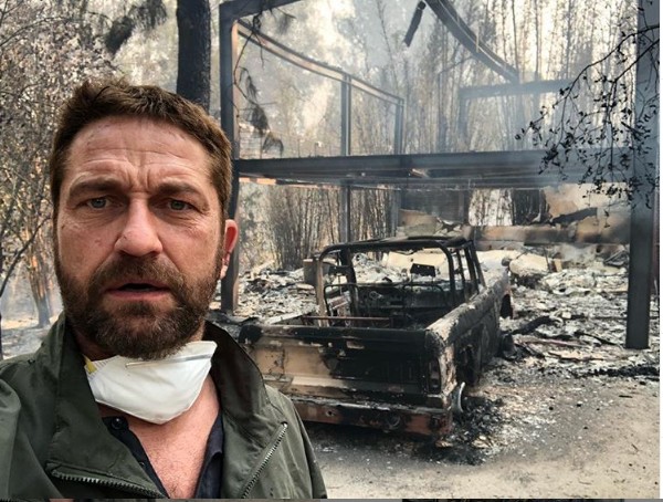 O ator Gerard Butler nos escombros da sua casa queimada em um incêndio (Foto: Instagram)