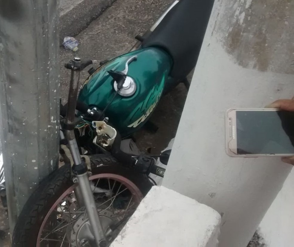 Moto ficou presa entre poste e mureta — Foto: Redes Sociais