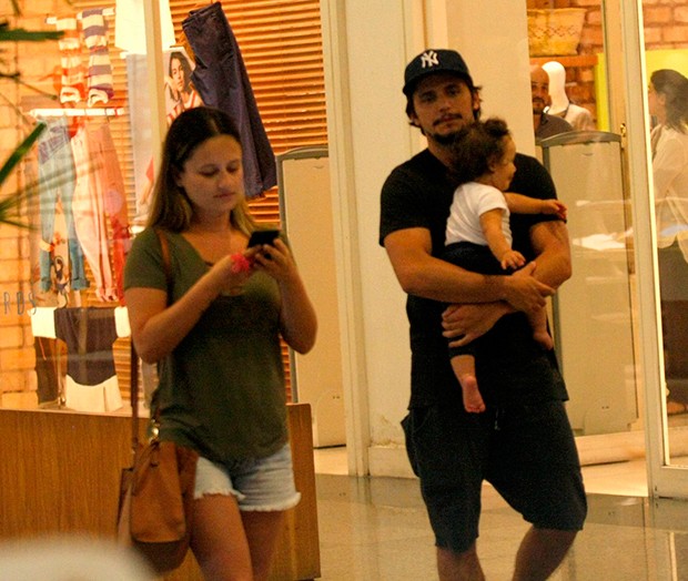 Bruno Gissoni passeia no shopping com a filha Madalena (Foto: AgNews)