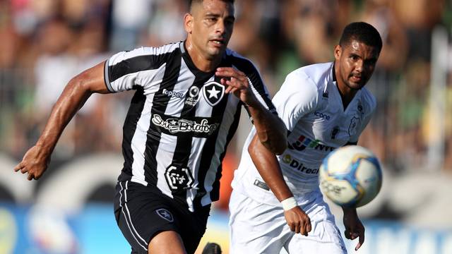 Diego Souza durante o jogo deste domingo