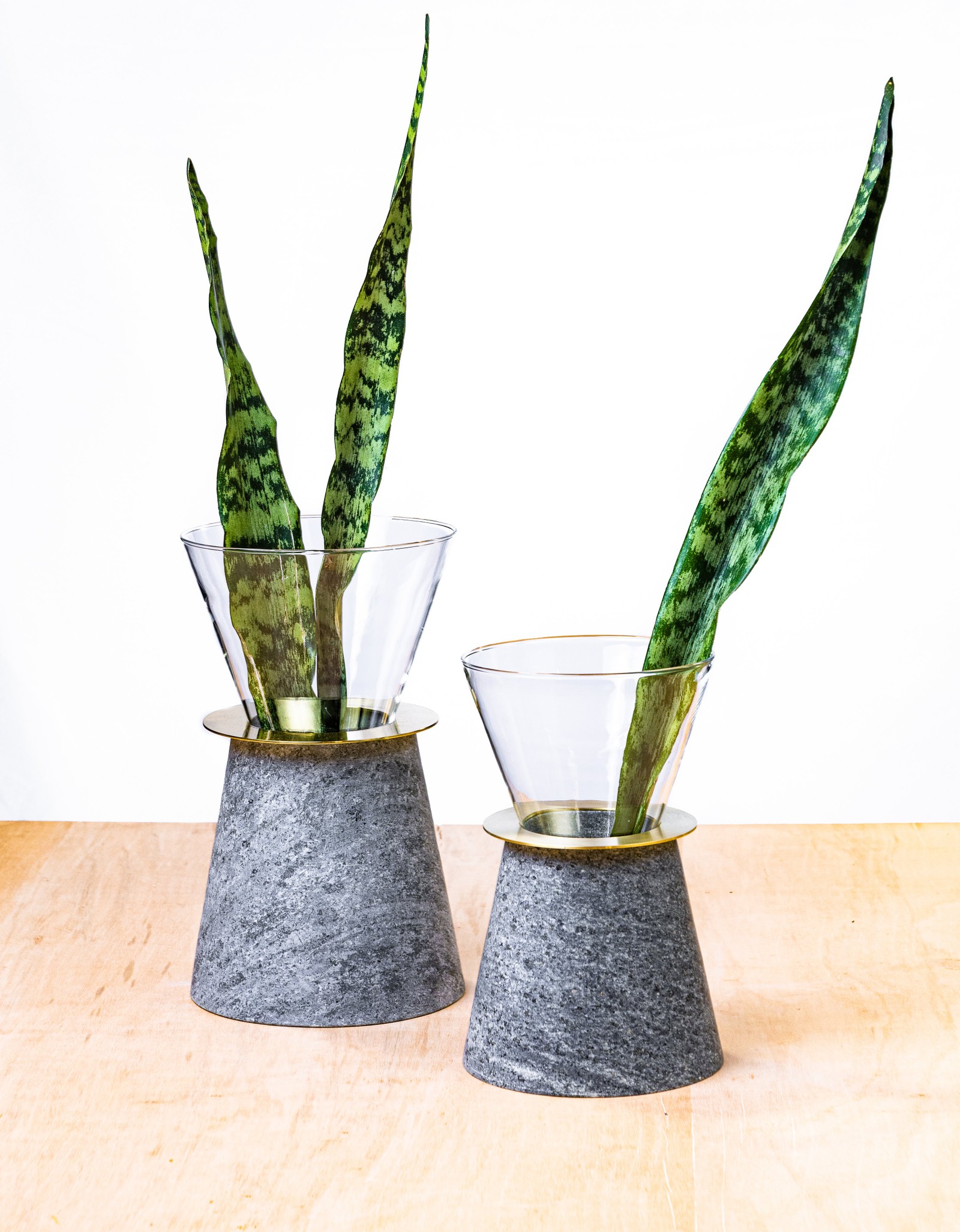 O vaso "Cone" da designer Ingrid Peixoto mescla pedra sabão, vidro e latão para criar um item moderno. A peça custa de R$ 900 a R$ 1.400 