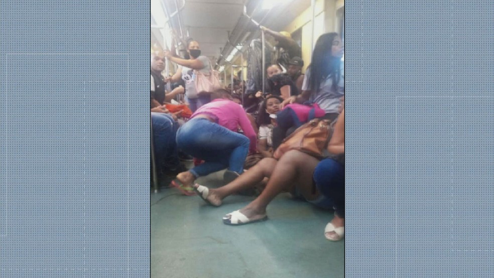 Passageiros de trem da Supervia se jogaram no chão para evitar tiros — Foto: Reprodução/ TV Globo
