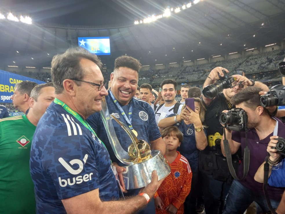 Ronaldo posa para foto com Pedrinho e a taça da Série B do Brasileiro — Foto: Gabriel Duarte