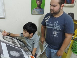 Professor Henrik destaca que o aluno mostra talento, mesmo jovem (Foto: Caio Gomes Silveira/ G1)