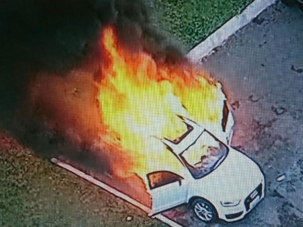 Carro queimado na Esplanada dos Ministérios, durante ato de estudantes contra a PEC do teto de gastos (Foto: TV Globo/Reprodução)