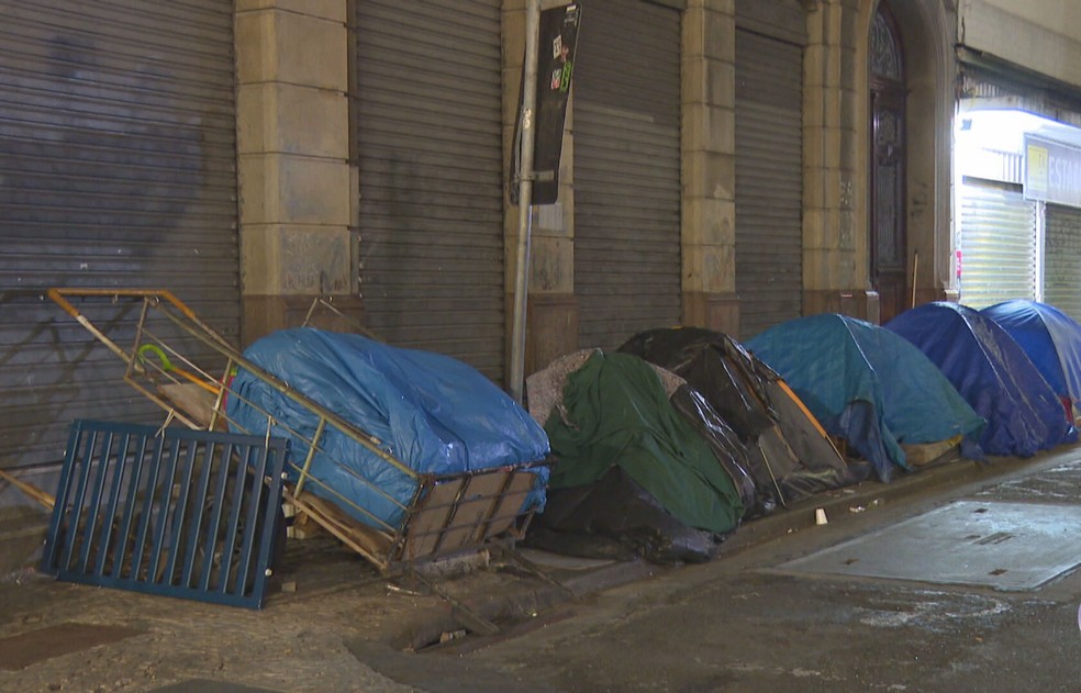 Pessoas em situação de rua devem desmontar barracas durante o dia, diz prefeitura — Foto: Reprodução/TV Globo