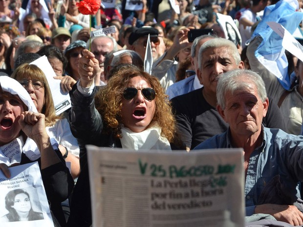 Manifestantes protestam do lado de fora da Corte Federal de Córdoba, na Argentina, na quinta (25), durante julgamento de militares envolvidos em crimes na ditadura (Foto: Laura Lescano/TELAM AFP/AFP)