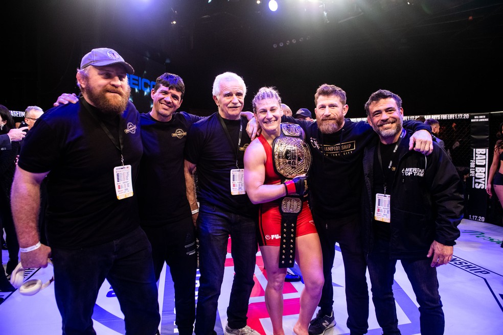 Kayla Harrison (centro) posa entre os treinadores Steve Mocco, Anderson França, Mike Brown e Marcos Parrumpinha, da ATT — Foto: Divulgação