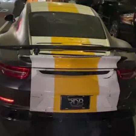 Parte de trás da Porsche de Chris Brown após acidente (Foto: Reprodução/YouTube)