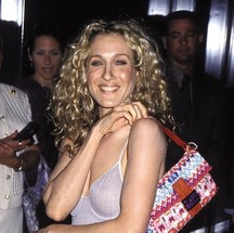 Sarah Jessica Parker com bolsa Baguette da Fendi, em foto do início dos anos 2000  (Foto: Getty Images) — Foto: Vogue
