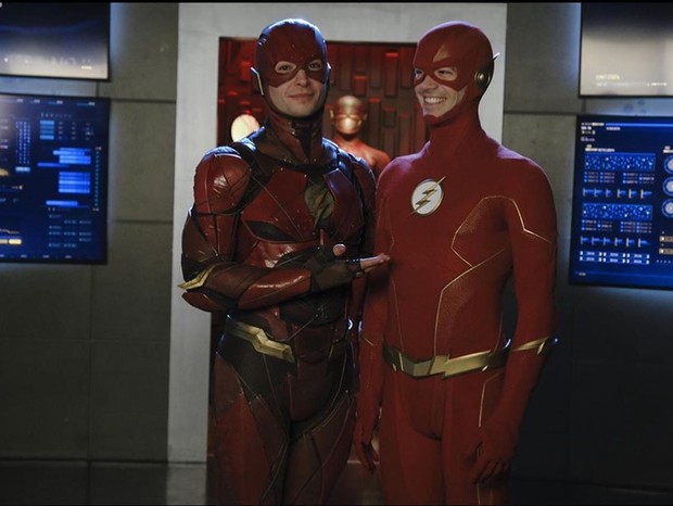 Ezra Miller e Grant Gustin, o Flash do cinema e o Flash da TV, se encontram (Foto: DC Entertainment)