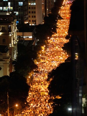 Avenida Rio Branco, no Rio de Janeiro, completamente tomada pela multidão, durante protesto (Foto: Marcelo Carnaval/ Agência OGlobo)