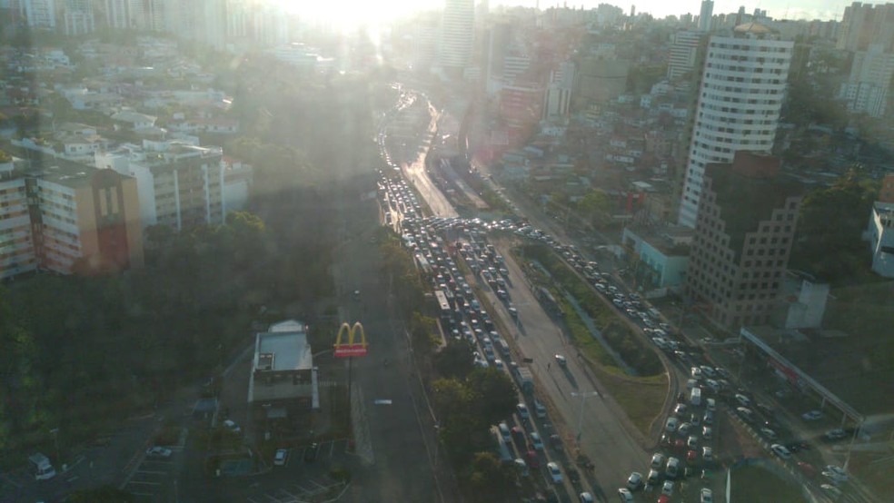Trânsito congestionado na Avenida ACM por causa de carreata de motoristas por aplicativo — Foto: Daiani Vívian/ Arquivo Pessoal