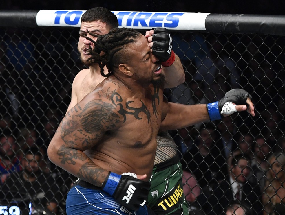 Tai Tuivasa acerta o golpe que nocauteou Greg Hardy no UFC 264 — Foto: Getty Images