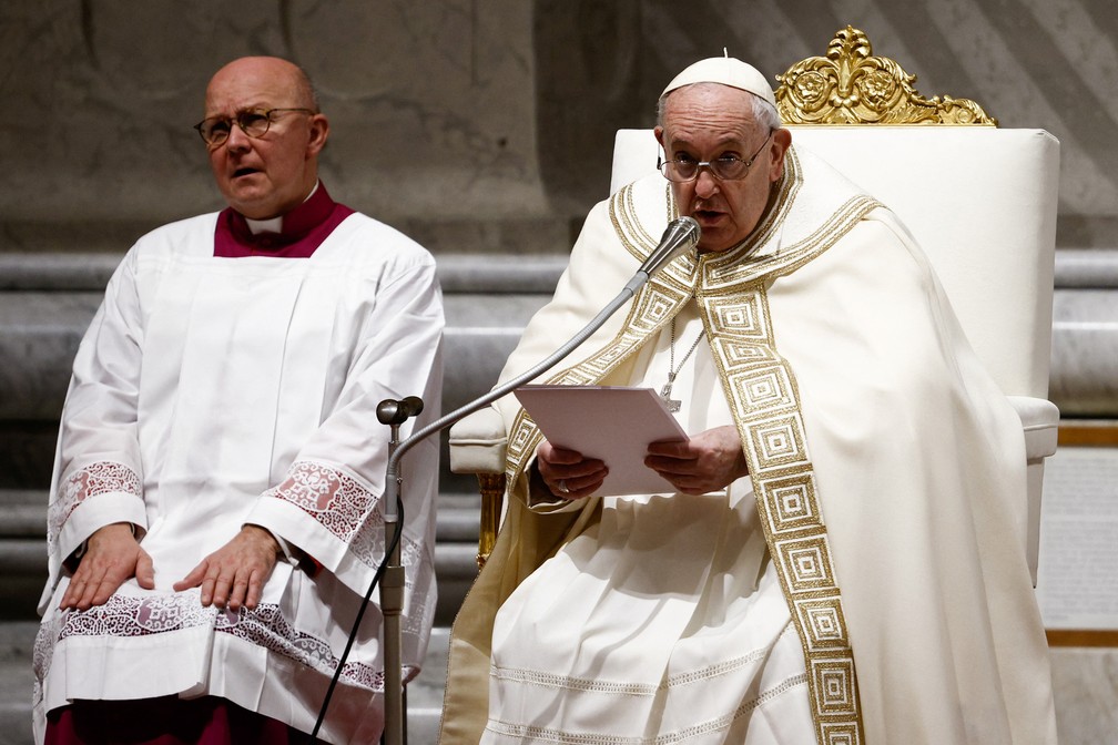 Francisco conduz missa no Vaticano em que falou pela primeira vez sobre o antecessor morto Bento XVI — Foto: Reuters/Guglielmo Mangiapane