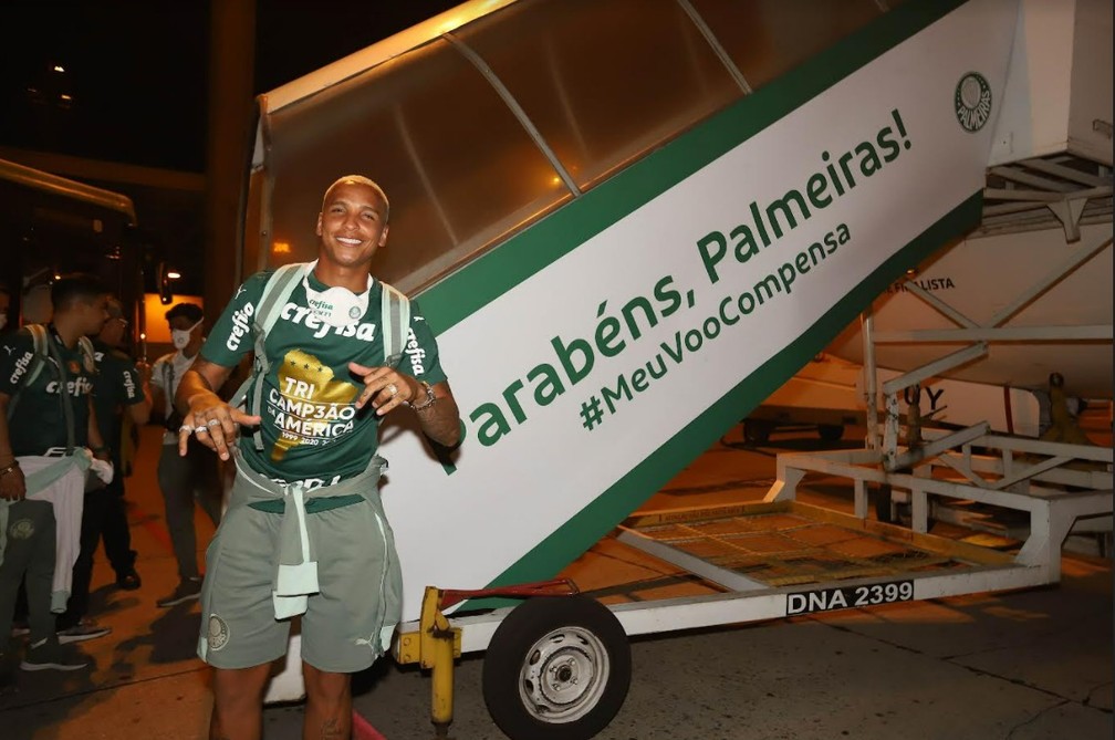 Deyverson na chegada a São Paulo após o título da Libertadores — Foto: Edu Viana/GOL