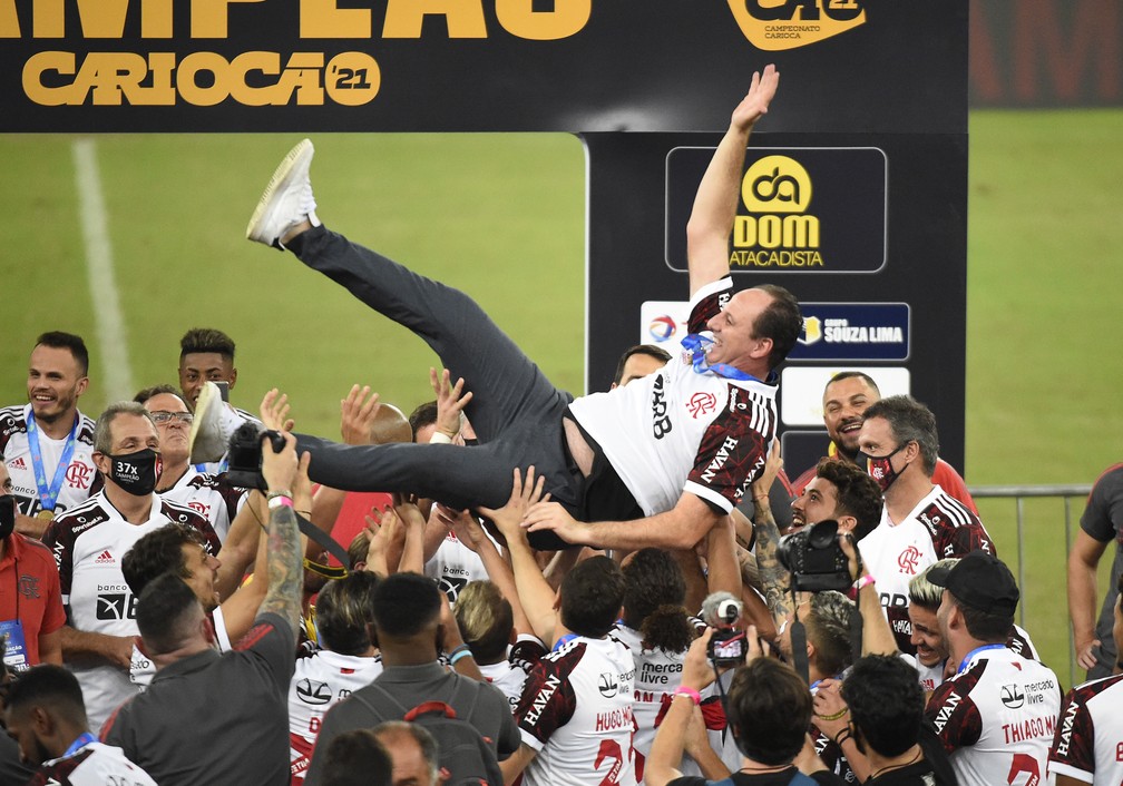 Ceni é comemorado pelos jogadores após conquista do Carioca — Foto: André Durão