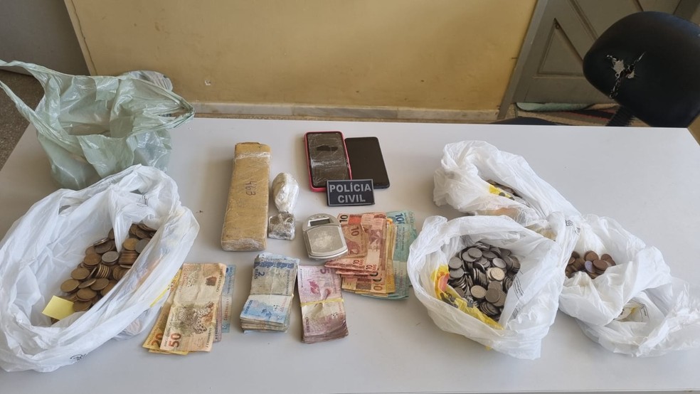 Dinheiro e droga apreendida durante operação da Polícia Civil no Agreste potiguar. — Foto: PCRN/Divulgação