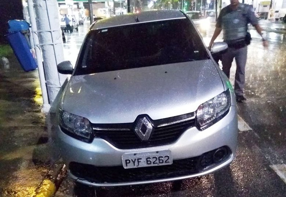 Veículo alugado utilizado pelo motorista foi usado para sequestrar casal de namorados em Bertioga, SP (Foto: G1 Santos)