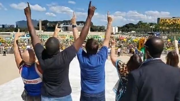 Bolsonaro e apoiadores durante ato em frente ao Planalto, em Brasília (Foto: REPRODUÇÃO FACEBOOK)