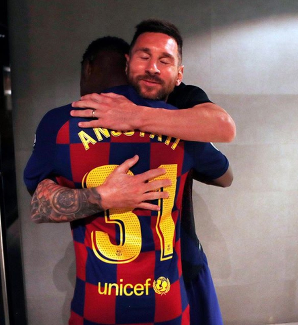 Ansu Fati recebe um abraço de Messi — Foto: Arquivo Pessoal