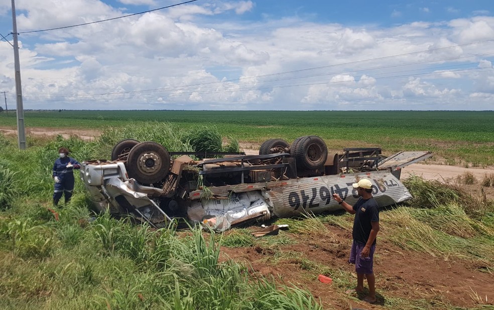 Homem morre ap&oacute;s caminh&atilde;o que estava sair da pista e capotar em Lu&iacute;s Eduardo Magalh&atilde;es, oeste da BA. &mdash; Foto: Blog do Sigi Vilares