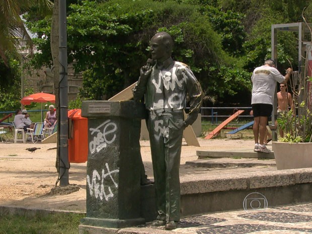 estátua de Zózimo Barroso do Amaral, no posto 12, no Leblon, também foi alvo de vandalismo na madrugada desta quarta. (Foto: Reprodução/TV Globo)