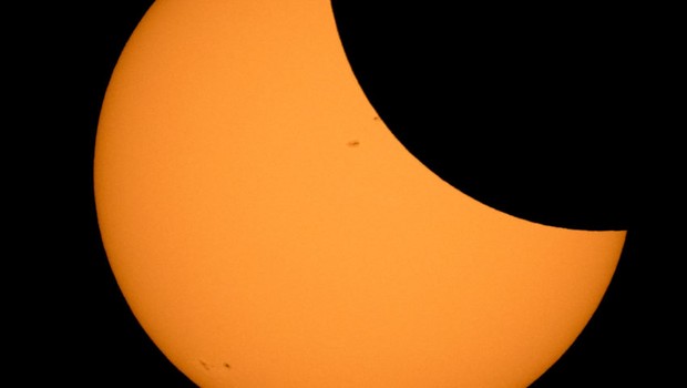 A Lua começa a encobrir o Sol durante o eclipse solar total visível principalmente nos EUA (Foto: Bill Ingalls/NASA)