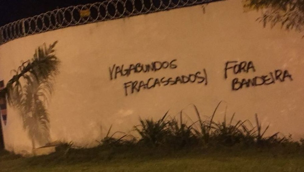 Após empate na Libertadores, muros do Ninho do Urubu são pichados