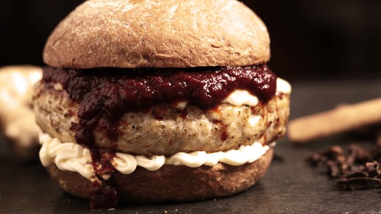 Dia do hambúrguer: aprenda uma receita suculenta que foge do óbvio