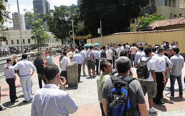 Fla x Bota: após rivais esgotarem setor, alvinegros fazem fila em sede