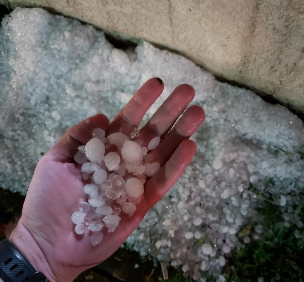 Granizo atingiu Curitiba na quarta-feira (18) — Foto: Pedro Brodbeck/G1 PR